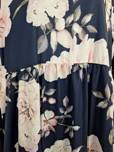 Second-Hand - Lorraine Floaty Blooms Gathered Midi Dress Size 16 - SwapUp