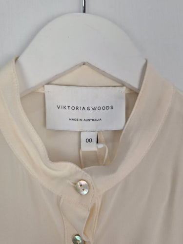 Second-Hand - Viktoria & Woods Cream Oversized Theatre Shirt Size XXS - SwapUp