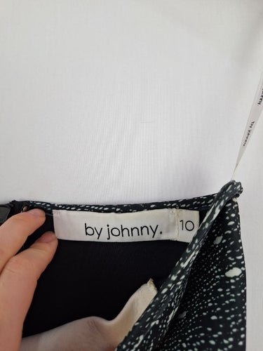 Second-Hand - By Johnny Stretch Curve Top Size 10 - SwapUp