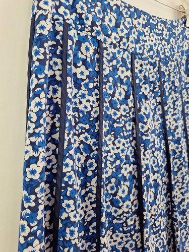Second-Hand - Review Pretty Cobalt Floral Mini Skirt Size 8 - SwapUp