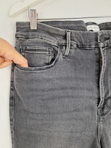 Second-Hand - Good American Black Wash Tapered Jeans Size L - SwapUp