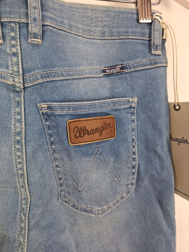 Second-Hand - Wrangler Ariel Blue Tapered Mid Rise Jeans Size 8 - SwapUp