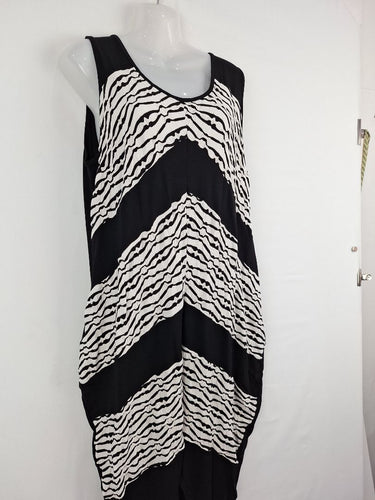 Second-Hand - Taking Shape Monochrome Balloon Style Midi Dress Size XS - SwapUp