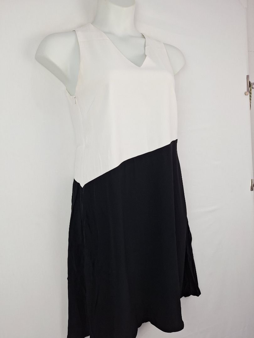 Second-Hand Veronika Maine Two Toned Elegant Shift Dress Size 10 – SwapUp