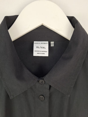 Second-Hand - Muscle Republic Classic Curved Pocket Shirt Size XL - SwapUp
