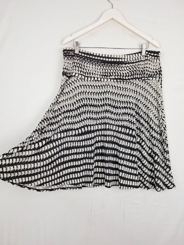 Second-Hand - Pingpong B&W Swing Midi Skirt Size 12 - SwapUp
