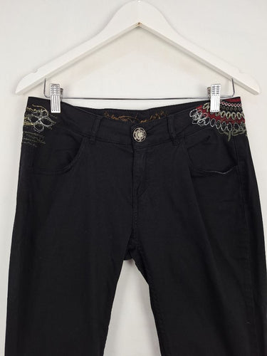 Second-Hand - Desigual Black Embroidered Cinched Ankle Jeans Size S - SwapUp
