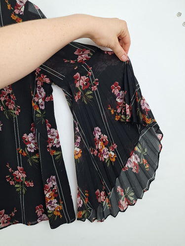 Second-Hand - Cue Bouquet Bell Sleeve Blouse Size 16 - SwapUp