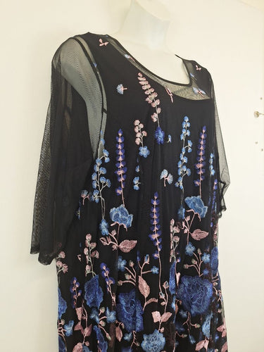 Second-Hand - Taking Shape Embroidered Floral Midi Dress Size 24 - SwapUp