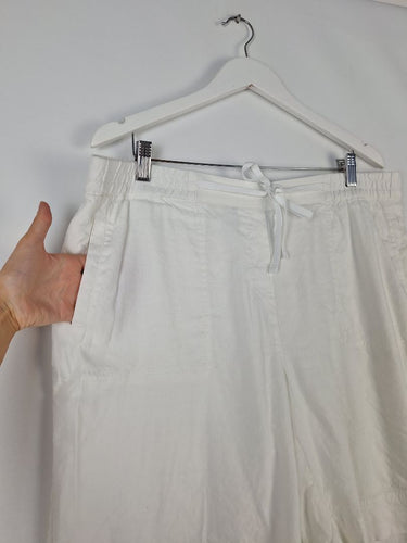 Second-Hand - Sportscraft White Essential Summer Shorts Size 18 - SwapUp