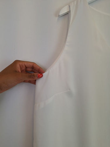 Second-Hand - Perri Cutten White Layered V Neck Tank Top Size L - SwapUp