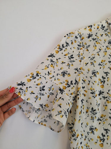Second-Hand - Cue Sweet Yellow Roses Shirt Size 8 - SwapUp