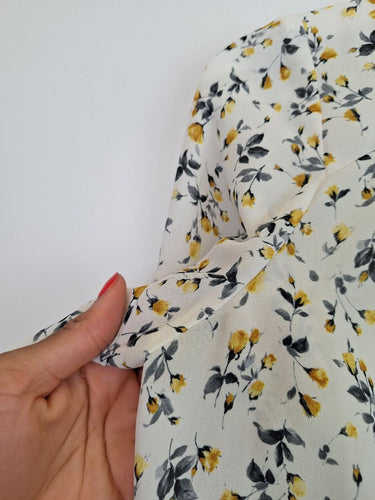Second-Hand - Cue Sweet Yellow Roses Shirt Size 8 - SwapUp
