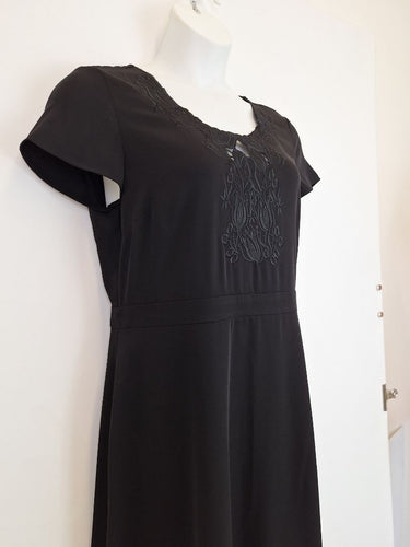 Second-Hand - Euroedit Elegant Embroidered All Occasion Midi Dress Size L - SwapUp