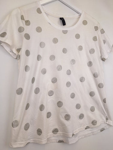 Second-Hand - Foil Silver Polka Dot Casual T-shirt Size M - SwapUp