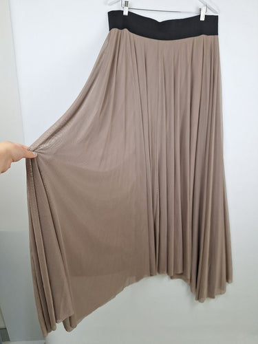 Second-Hand - Honey & Lace Taupe Mesh Maxi Skirt Size XXXL - SwapUp
