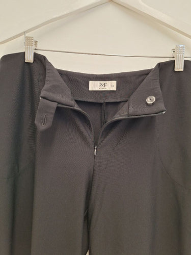 Second-Hand - Leina & Fleur Office Front Zip Capri Pants Size 16 - SwapUp