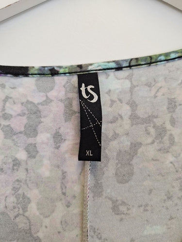 Second-Hand - Taking Shape Abstract Garden Tones Comfy Top Size XL - SwapUp