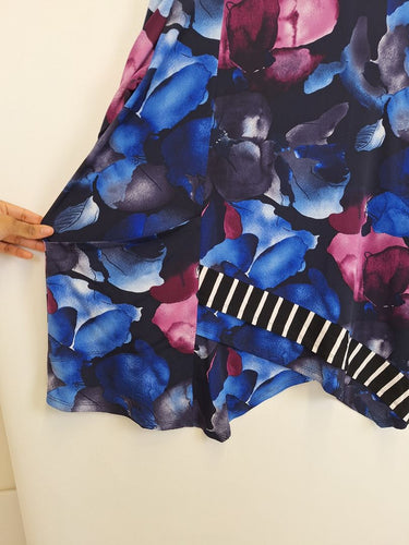 Second-Hand - Taking Shape Watercolour Floral Stripe Contrast Top Size XL - SwapUp