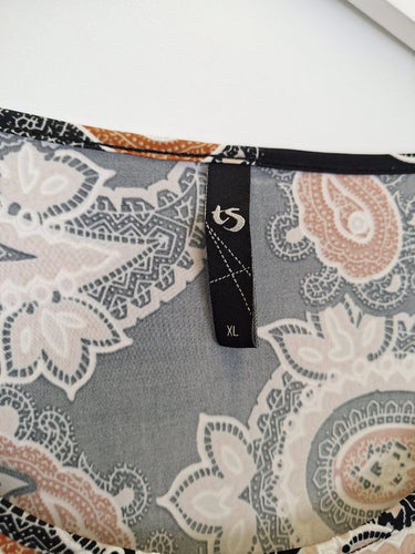 Second-Hand - Taking Shape Bohemian Brown Paisley Top Size XL - SwapUp