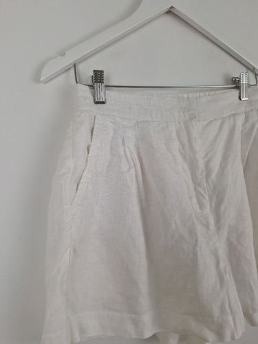 Second-Hand - Nude Lucy Capsule Crisp Thilda Linen Pleated Shorts Size M - SwapUp