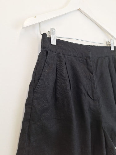 Second-Hand - Nude Lucy Everyday Pleated Thilda Linen Shorts Size M - SwapUp