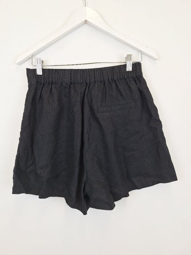 Second-Hand - Nude Lucy Everyday Pleated Thilda Linen Shorts Size M - SwapUp