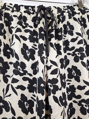 Second-Hand - Assorted Brands Vacation Flower Satin Lounge Pants Size M - SwapUp