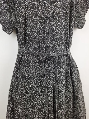 Second-Hand - Boom Shankar Monochromatic Swirl Comfy Dress Size 18 - SwapUp