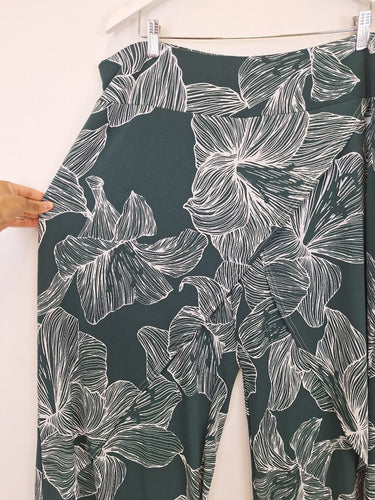 Second-Hand - Bird By Design Green Hibiscus Wrap Style Holiday Pants Size 20 - SwapUp