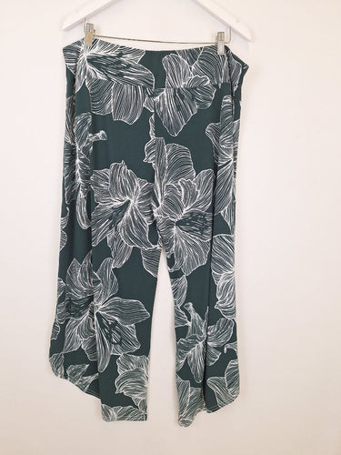 Second-Hand - Bird By Design Green Hibiscus Wrap Style Holiday Pants Size 20 - SwapUp