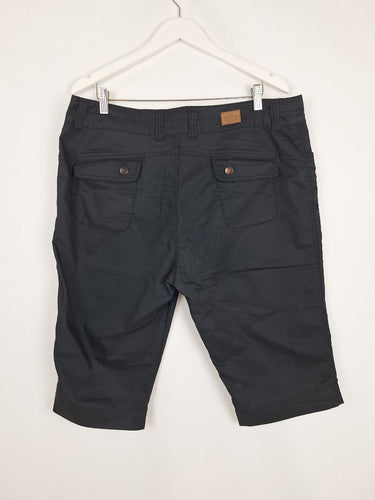 Second-Hand - Kathmandu Black Casual 3/4 Shorts Size 18 - SwapUp