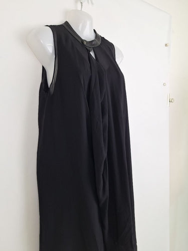 Second-Hand - Witchery Silk Keyhole Clasp Mini Dress Size 10 - SwapUp