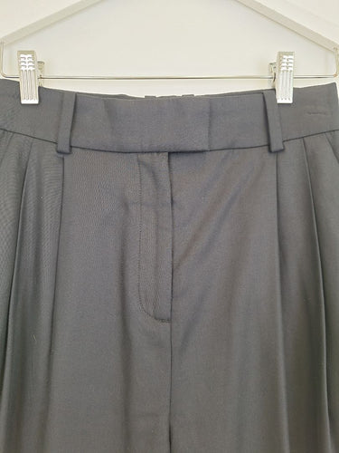 Second-Hand - COS Everyday Pleated Cuffed Office Pants Size 6 - SwapUp
