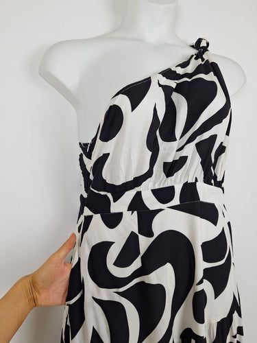 Second-Hand - Yours Truly Polished Black and White One Shoulder Maxi Dress Size 14 - SwapUp