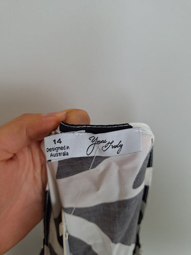 Second-Hand - Yours Truly Polished Black and White One Shoulder Maxi Dress Size 14 - SwapUp