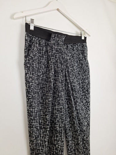 Second-Hand - Country Road Draped Front Ankle Zip Pants Size 6 - SwapUp