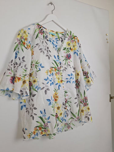 Second-Hand - Blue Illusion Realxed Blooming Florals Button up Blouse Size 18 - SwapUp
