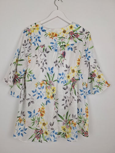 Second-Hand - Blue Illusion Realxed Blooming Florals Button up Blouse Size 18 - SwapUp