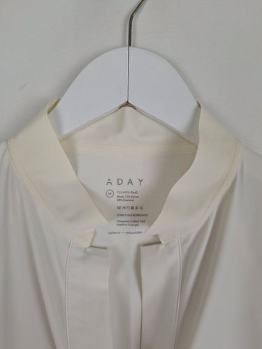 Second-Hand - Aday Stretchy Stripe Button-up Shirt Size M - SwapUp