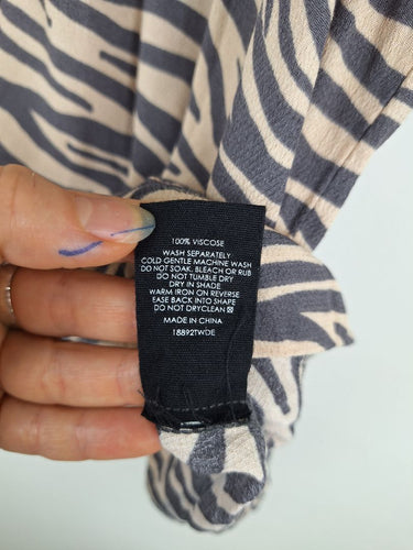 Second-Hand - Decjuba Beige Animal Print Relaxed Top Size S - SwapUp