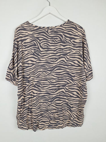 Second-Hand - Decjuba Beige Animal Print Relaxed Top Size S - SwapUp