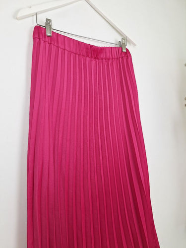 Second-Hand - Decjuba Hibiscus Pink Pleated Midi Skirt Size 10 - SwapUp