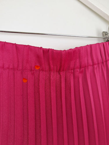 Second-Hand - Decjuba Hibiscus Pink Pleated Midi Skirt Size 10 - SwapUp