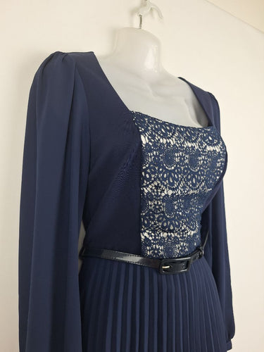 Second-Hand - Review Classic Lace Bodice Pleated Dress Size 8 - SwapUp