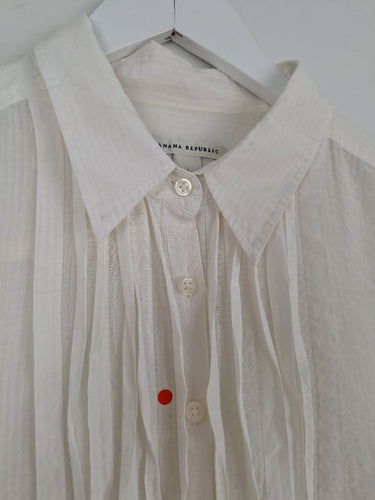 Second-Hand - Banana Republic Pleated Front Semi Sheer Shirt Size L - SwapUp