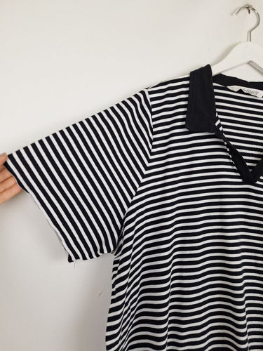 Second-Hand - Virtuelle Black Stripe Jersey Style T-shirt Size XXXL - SwapUp