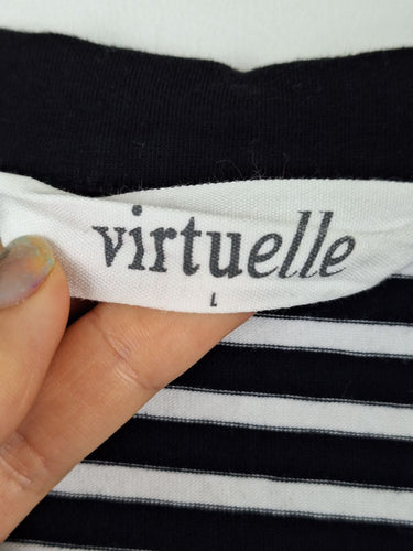 Second-Hand - Virtuelle Black Stripe Jersey Style T-shirt Size XXXL - SwapUp