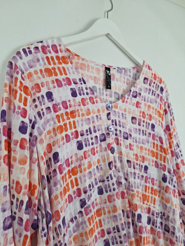 Second-Hand - Taking Shape Lavender Apricot Abstract Top Size 16 - SwapUp