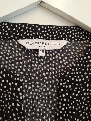 Second-Hand - Black Pepper Breezy Spotted Casual Blouse Size 16 - SwapUp